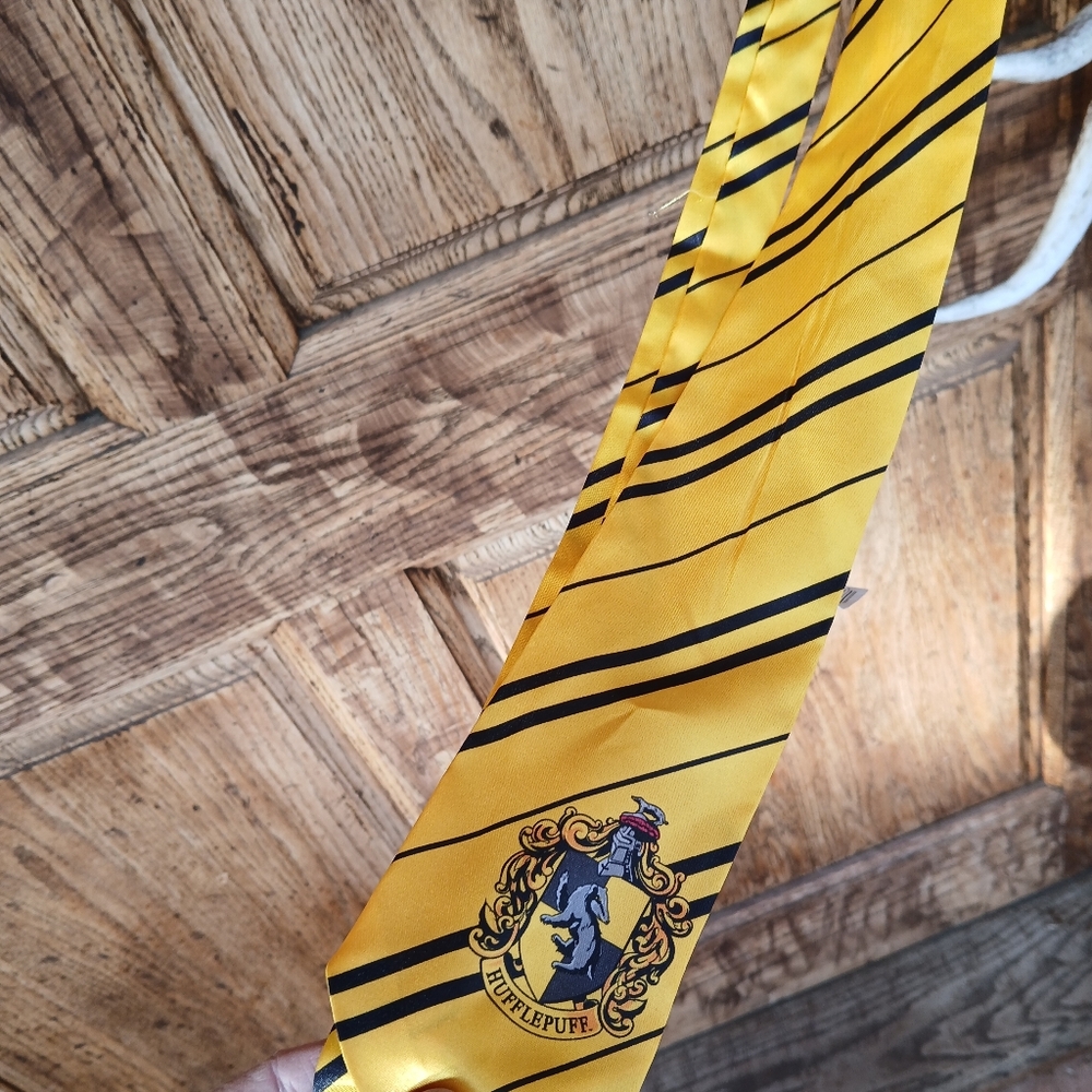 Officially licensed Harry Potter Hufflepuff Classic Necktie COSTUME Warner BROS